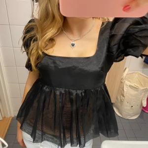Festtopp  - Snygg svart blus med puffärmar❣️❤️