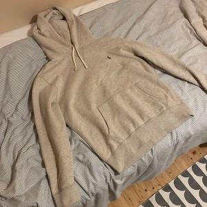 Ralph lauren hoodie  - Beige Ralph lauren hoodie i storlek medium. I princip i nyskick och är endast använd ett par gånger. Inga sorters fläckar eller skador. Säljes pga att jag inte har något behov av den längre.