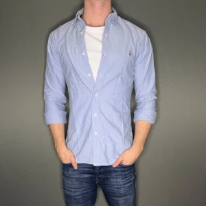 Ralph lauren skjorta - Hej säljer nu min fina Ralph Lauren skjorta i storlek M. Den är i nyskick och kommer vara otroligt snygg i höst/vinter. Nypris cirka 1500kr! Vi kommer att sälja liknande produkter nu närmare vinter så glöm inte följa profilen!🌊🍾