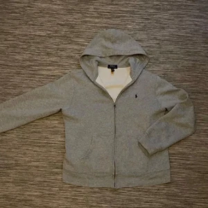 Grå huvtröja från Polo Ralph Lauren - Jag säljer en superfin, grå huvtröja från Polo Ralph Lauren som är köpt här på Plick men som jag säljer då den tyvärr var i fel storlek för mig. Det är en xl i barnstorlek vilket jag skulle säga motsvarar en s💞💞hör av er vid frågor och prisförslag 💓