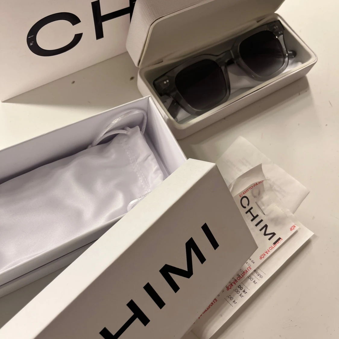 Grå solglasögon från CHIMI - 1