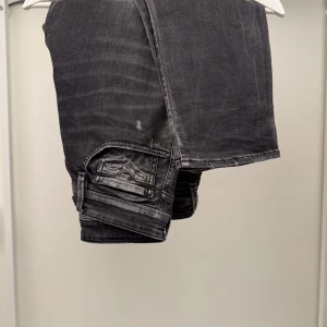 Replay anbass  - Hej,jag säljer ett par replay anbass jeans i en svart färg med slitningar och en ljus tvätt. Kom privat för frågor