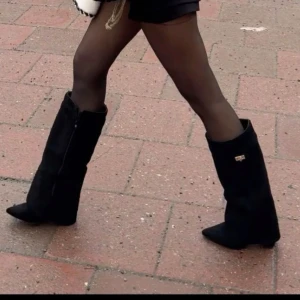 Svarta stövlar med klack - Snygga svarta stövlar med klack och en dekorativ detalj på sidan. Perfekta för att ge en elegant touch till din outfit. Använda typ 2 gånger. Slutsålda överallt🤗