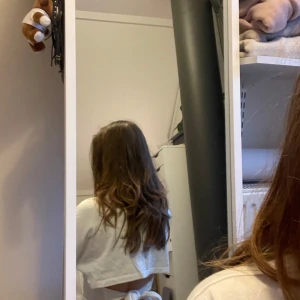 Vit knut topp från Nelly - Säljer en vit croppad topp från Nelly. Toppen har en knytning i ryggen och är tillverkad i bomull. Perfekt för en stilren look. Passar bra till både jeans och kjol.