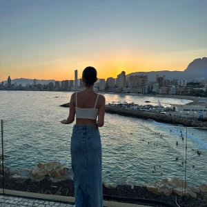 Lång jeanskjol med slits - Snygg lång jeanskjol med en stilren slits framtill. Perfekt för en avslappnad och trendig look. Kjolen har en klassisk blå denimfärg och passar utmärkt till sommarens alla tillfällen.