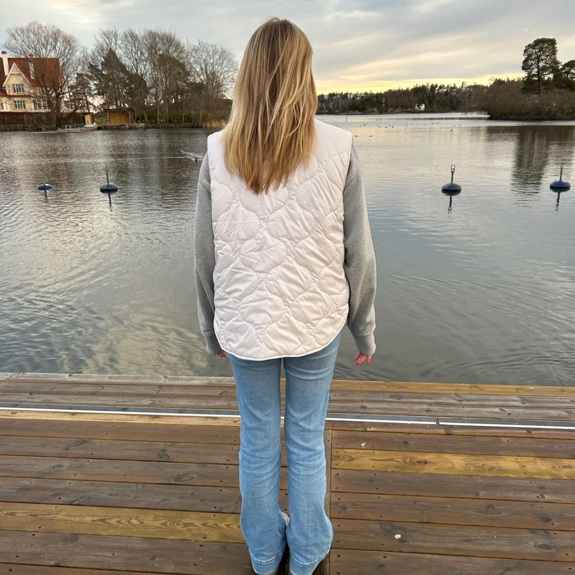 Vit och lila dunväst - 1