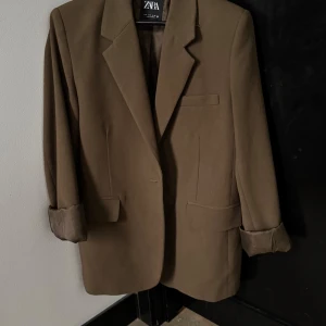 Brun kavaj från Zara - Snygg brun kavaj från Zara. Storlek M 