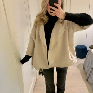 Trekvartsärmad jacka/ kappa - Så sjukt fin jacka/ kappa fråk zara med trekvartsärmar😍 