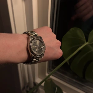 Seiko mod wimbledon - Seiko mod ”wimbledon”, riktigt snygg och stilig klocka till den som vill va riktigt snygg nu till skolan och jobbet, sommaren och våren är runt hörnet så nu är det dags att passa på! Information om klockan: Safirglas, glas som är väldigt svårt att repa, inzoomad datum visare, jubilee länkar, NH35 Seiko movement, helt automatisk, behöver inget batteri, går att ändra storleken på den, Låda och mikrofiberduk tillkommer! Vi finns även på tiktok och insta! Custom klockor=skriv privat💫