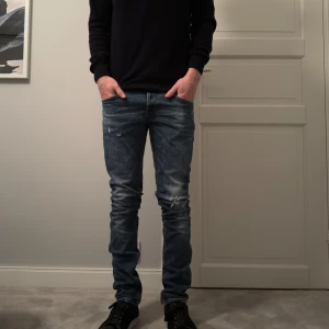 Dondup jeans George  - Hej, säljer nu dessa riktigt snygga dondup jeansen i storlek 31. Skicket är 10/10. Nypris runt 4000 kr, model George, de är destroyed från fabrik! Vid minsta lilla fundering så är det bara att höra av sig