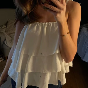 Volangtopp Onesize - Säljer denna superfina toppen! Köptes i Grekland. Den är i Onesize, väldigt stretchig i materialet och går att justera i axelbanden. (fläckarna är på spegeln och inte på toppen😘)