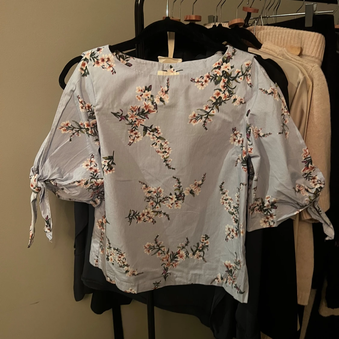 Blommig blus med knytärmar - 1