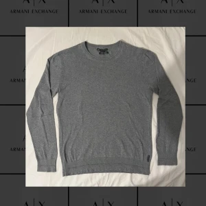 Grå tröja från Armani Exchange - Grå Armani Exchange tröja i Bomull och kaschmir. Använd 2ggr och sedan dess bara legat i garderoben. Därav mycket fint skick utan slitage och skön i materialet.   Tröjan ör i storlek M, normal i storleken. Mått följer nedan.  Axelbredd: 45cm Längd: 68cm Ärmlängd: 66cm Behöver du fler mått? Tveka inte att höra av dig!  Skickas inom 24h efter beställning. SENAST 48h efter beställning. Vid fler frågor eller funderingar, tveka inte att höra av dig!