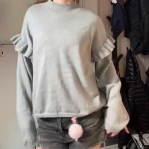 Volang tröja - Jätte mysig och söt tröja som jag är lite osäker om jag vill sälja, slutsåld!💓den är i storlek 164 men passar även xs och xxs! Skriv innan du köper