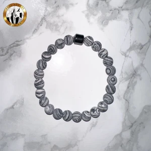 Svart och vit randigt pärlarmband (Oanvänt) - Svart och vit randigt elastiskt pärlarmband med matt yta. Armbandet är nytt och oanvänt och kommer i sin originala plastförpackning. Tveka inte pả att höra av dig för fler bilder eller vid minsta fundering! Kolla in min profil för fler färger