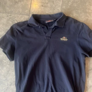 Mörkblå pikétröja från Morris - Säljer en stilren mörkblå pikétröja från Morris. Storlek s, nypris 999