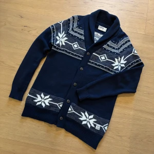 Mörkblå kofta från Dobber - Tja! Säljer en skit go cardigan från dobber. Som ny, storlek M men passar nog aningen mindre. Perfekt för lite kallare dagar! Hör av dig vid frågor eller liknande✌️