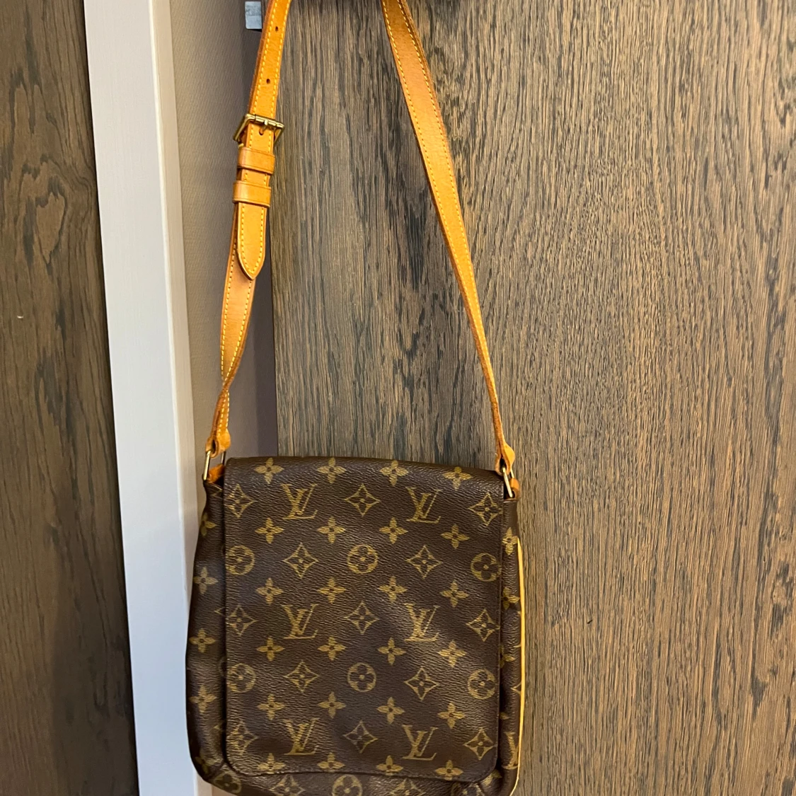 Brun axelväska från Louis Vuitton