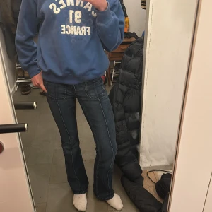 Blå jeans med utsvängda ben - Säljer ett par snygga blå jeans med utsvängda ben och sträck på framsidan, säljer pga att de är för små💓 st 164