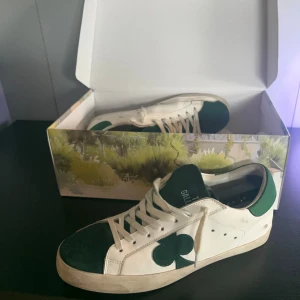 Vita och gröna sneakers från The Gallerist - Säljer skorna i ett väldigt bra skick och det tillkommer låda