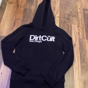 Svart Dirt Cült Hoodie - Svart Dirt Cült tröja med tryck på framsidan i storlek Small/Medium