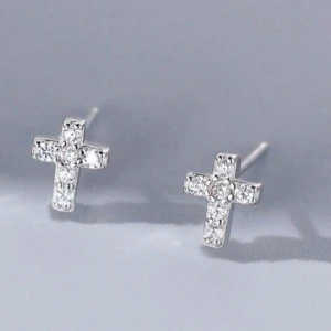 Silvriga korsformade örhängen - Eleganta små silvriga örhängen i form av kors, dekorerade med glittrande stenar. Perfekta för att ge en stilren touch till din look. Passar både till vardag och fest. 925 sterling silver (äkta silver)