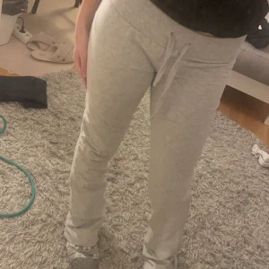 Grå mjukisbyxor från nelly - Skit söta mjukisar från Nelly! Kommer tyvärr inte till användning då de är lite långa på mig, är 160cm. Inga defekter, jättefina. Slutsålda på hemsida!
