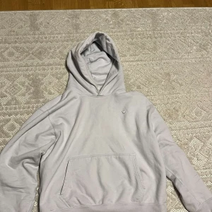 Adidas hoodie  - Mycket fräsch tröja, säljer den då den blivit liten