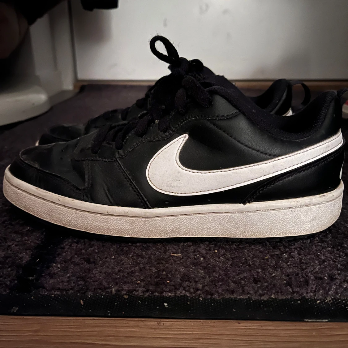 Svarta Nike sneakers med vit sula - 1
