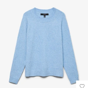Ljusblå stickad tröja från Vero Moda - Mysig ljusblå stickad tröja från Vero Moda. Perfekt för kyliga dagar med sin mjuka och bekväma passform. Tröjan har långa ärmar och ribbade kanter vid ärmslut och nederkant.