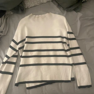 randig stickad tröja vero moda xs  - randig stickad tröja från vero moda i stl xs men sitter lite oversized. jätte fint skick!💞