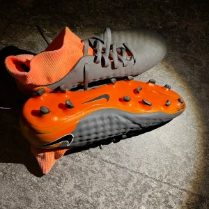 Nike skor - Riktigt feta fotbollsskor i bra skick i storlek 42,5. Hör av er vid frågor.