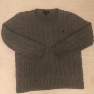 Kabelstickad Ralph lauren  - Tjena!😊 jag säljer nu min kabelstickad Ralph lauren tröja då jag har tröttnat på den. Den är L (14-16) i barnstorlek så ungefär XS, är 165cm och den sitter perfekt på mig👌mitt pris: 599kr😍 nypris 2395kr! Skick: 9/10 då jag tagit väll hand om den och använder mina kläder varsamt!
