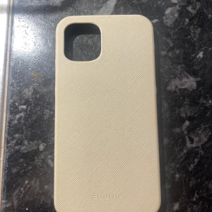 Off white mobilskal iPhone 12 - Helt nytt iPhone 12 skal i off white från Bounir. Skalet är gjort i veganskt läder och jättefint. Säljer det eftersom det inte hade den färgen jag förväntade mig. Orginalförpackning medföljer.