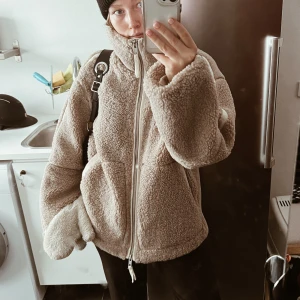 Teddyjacka Hm - Säljer den populära teddyjacka från Hm, supergosig och skön! Hör gärna av dig innan du trycker på Köp nu 🌼