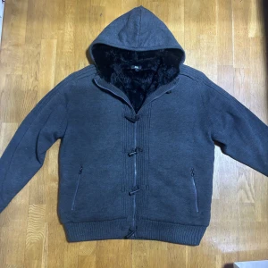 Fodrad Cardigan Med Päls - Säljer nu en as fet och extremt eftertraktad päls cardigan som blivit mycket populär nu, extremt svåra att hitta överhuvudtaget men denna är i nyskick! Storlek L. Märken som Loro Piana och Rose & Born har liknade varianter men för 10 gånger så mer! PRIS KAN DISKUTERAS!!! Skriv gärna vid frågor🤝