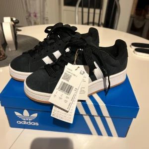 Helt nya adidas campus skor - Säljer mina helt nya adidas campus skor då dom är i fel storlek. Aldrig använda, lapp sitter kvar och kartong finns. Kom privat för frågor/bilder och pris kan diskuteras. Finns även vita snörren med.
