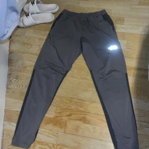 The north face byxor - Säljer byxorna till north face tracksuiten som aldrig har blivit använda, köpta på jd för 1200kr