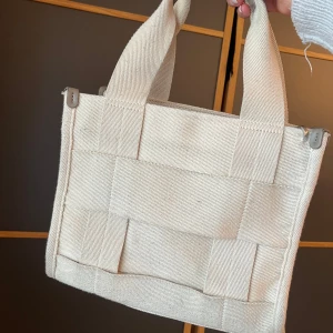 Beige väska från Zara - Jättesnygg beige väska från Zara. Har även långa band som går att sätta på och ta av som man vill! Storleken är enligt mig optimal och vill man ha mått så är det bara att hör av sig! Passar alldeles utmärkt till Stockholmsstil och är lätt att matcha⭐️