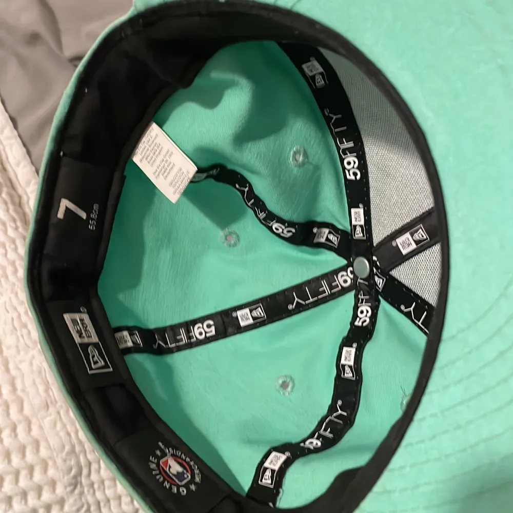 Snygg mintgrön keps från New Era med broderad logotyp framtill. Kepsen har en klassisk 59FIFTY design och är tillverkad i bomull. Perfekt för att ge din outfit en färgklick!. Asusteet.