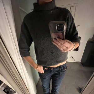 Mörkgrå polotröja - As najs stickad tröja från zara🩷🩷
