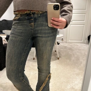 Unika jeans - Säljer mina jeans från Urban outfitters!💕 Älskar dehär jeansen men har tröttnat lite på dem och därav säljer jag dem, super bra skick endast lite slitningar i sluttningen av jeansen! Storlek 27/32 (80cm innerbensländ) men funkar även för folk med storlek 26 eller 28 (stretchigt meterial)🩷