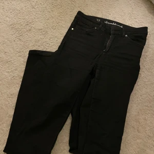 Svarta jeans  - Snygga svarta jeans i storlek XS. Långa i benen så passar någon längre, jag tror dom är från bikbok:) Märket är never denim och skriv för bilder på 