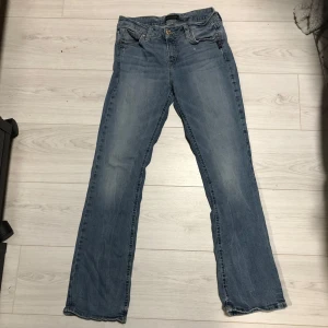 Blå jeans från Seven Jeans - Lite flared, skulle säga de sitter rätt under navel, typ lite lågmidjat? 