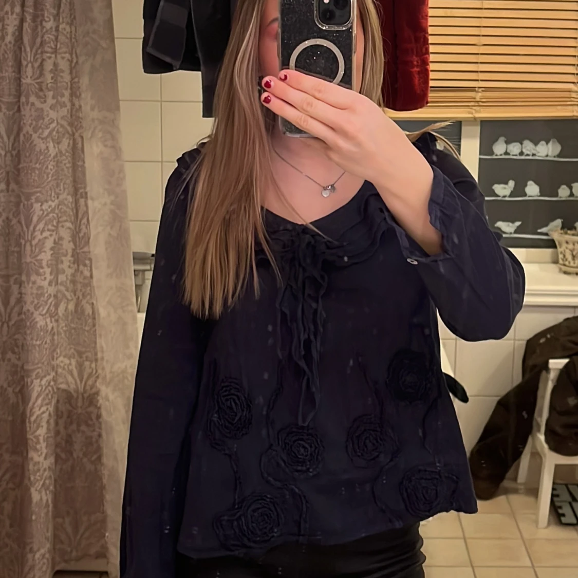 Svart blus med snörning