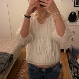 Vit blus - En jätte fin vit blus från Lindex i storlek s.  Den har fina detaljer och är i bra skick!