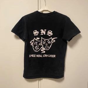 T-shirt med tryck på ryggen - Sjukt snygg tröja från SNS med tryck stort på ryggen och även litet på framsidan. Storlek M men passar även S. PRUTBART VID SNABB AFFÄR, DM vid funderingar!