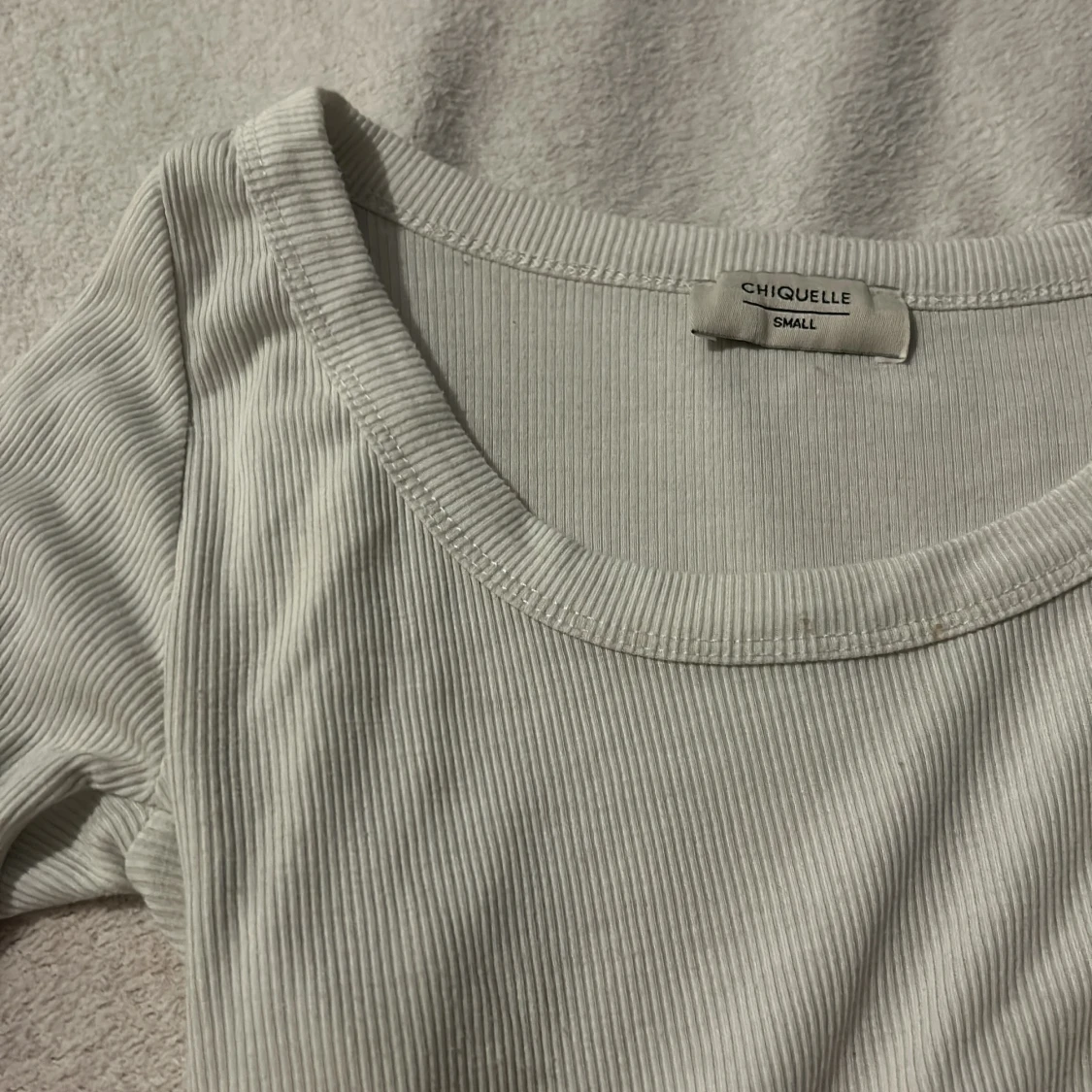 Vit ribbad topp från Chiquelle - 1