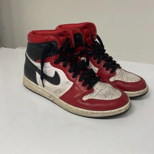 Nike Air Jordans snake strl 42.5  - Klassiska Nike Air Jordans i en snygg färgkombination av rött, svart och vitt. De är i använt skick. Nypris 3800   Hör av er vid frågor 