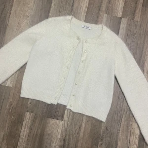 Cardigan - En vit/beige stickad cardigan som e jättemjuk från pieces🤍 